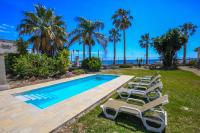 Bazén v ubytování LITORAL COSTA DORADA - VILLA ACACIAS Only families nebo v jeho okolí