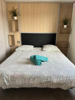 Łóżko lub łóżka w pokoju w obiekcie Cottage parc résidentiel de loisir