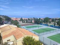 Tenis alebo squash v ubytovaní La cabane de la falaise alebo jeho okolí