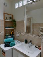 A bathroom at Six Fours les Plages - Le Brusc - Studio vue mer, climatis&eacute;