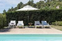 Bazén v ubytovaní Villa piscine Lou Pitchoun alebo v jeho blízkosti