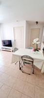 Telewizja i/lub zestaw kina domowego w obiekcie Charmant 2 pieces