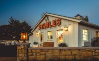 Un edificio con un cartel que dice sonrisas en Stables Inn, en Paso Robles
