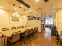 Un comedor con una mesa larga y sillas. en Hotel Wing International Nagoya, en Nagoya