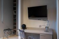 Telewizja i/lub zestaw kina domowego w obiekcie Deluxe apartment Milia Agrigento