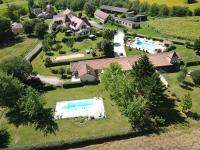 una vista aérea de una casa con piscina en Gîte Les Lavandes, en Archignac