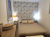 Dormitorio pequeño con cama con pared en Gîte Les Lavandes, en Archignac