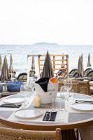 O vedere generală la mare sau o vedere la mare
luată din acest hotel