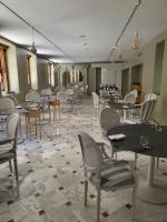 un comedor con mesas y sillas en una habitación con en Alli Due Buoi Rossi, en Alessandria