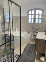 Een badkamer bij Villa dans le Gard situ&eacute;e entre N&icirc;mes, Al&egrave;s et Uz&egrave;s avec piscine et spa jacuzzi