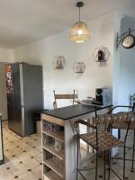 Een keuken of kitchenette bij Villa dans le Gard situ&eacute;e entre N&icirc;mes, Al&egrave;s et Uz&egrave;s avec piscine et spa jacuzzi