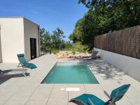 Bazén v ubytovaní Villa Albera Laroque Gites Location Vacances alebo v jeho blízkosti
