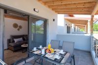 Sikia Village Housesにあるバルコニーまたはテラス