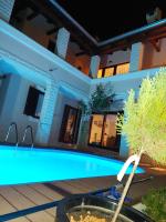 Bazén v ubytovaní Villa Milli with panoramic sea view alebo v jeho blízkosti