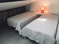 Łóżko lub łóżka w pokoju w obiekcie Villa Carletti à 3min des plages (7pers. - 3ch.)