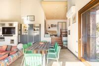 TV a/nebo společenská místnost v ubytování Oasi di Mastarone - Il vino e le Rose