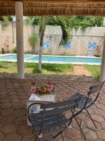 un tavolo e una sedia accanto a un tavolo con della frutta sopra di GREEN PARADISE LEONA VICARIO a Leona Vicario