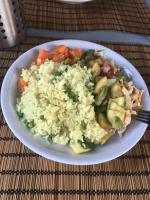 un piatto di riso e verdure su un tavolo di GREEN PARADISE LEONA VICARIO a Leona Vicario