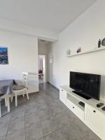 Televízia a/alebo spoločenská miestnosť v ubytovaní Apartments Loris