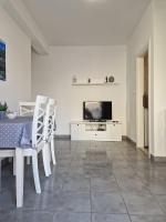 Televízia a/alebo spoločenská miestnosť v ubytovaní Apartments Loris