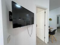 TV a/nebo společenská místnost v ubytování Cangrejo House in Famara, Super Wifi