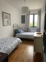 Łóżko lub łóżka w pokoju w obiekcie Maison sur cour