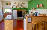 Una cocina o cocineta en 3 Bedroom Awesome Home In Sault-de-navailles