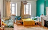 Una cama o camas en una habitaci&oacute;n de 3 Bedroom Awesome Home In Sault-de-navailles
