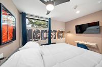 Wanderstay Boutique Hotelにあるベッド