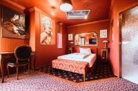 Un dormitorio con una cama y una silla dentro. en Design Hotel Euskirchen, en Euskirchen