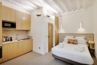 Kuchnia lub aneks kuchenny w obiekcie Pick A Flat's Apartments in Louvre - Rue Saint Honoré