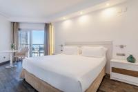 Postel nebo postele na pokoji v ubytování INNSiDE by Meliá Alicante Porta Maris