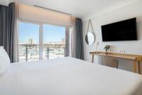 Postel nebo postele na pokoji v ubytování INNSiDE by Meliá Alicante Porta Maris