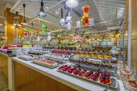 ケメルにあるMirada Del Mar Hotel - Ultra All Inclusiveのデザートが詰まった店内の陳列ケース