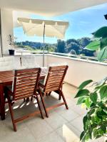 Balkón nebo terasa v ubytování Beautiful Two-Bedroom Seaside Apartment in Premantura