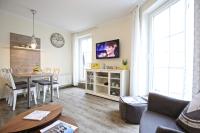 TV a/nebo společenská místnost v ubytování Strandvilla Marina 18 - Balkon mit Meerblick