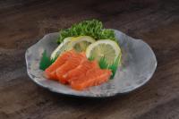 Un plato de pescado con rodajas de limón y lechuga. en Torino Hotel Amman, en Amán