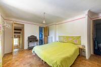 a bedroom with a bed with a green bedspread at Villa de 6 chambres avec piscine privee jardin clos et wifi a Saignon in Saignon
