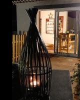 a black vase with a candle in a room at Casa Aguar: Acogedora casa de invitados en el bosque in Barrial