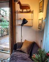 a living room with a couch and a lamp at Casa Aguar: Acogedora casa de invitados en el bosque in Barrial