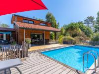Basen w obiekcie Villa familiale 10 pers. à Biscarrosse avec piscine chauffée, près du lac et des pistes cyclables - FR-1-319-488 lub w pobliżu