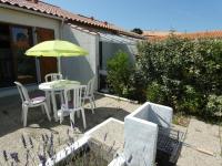 Vonkajšia záhrada v ubytovaní Charmante maison avec mezzanine, terrasse et piscine, proche plage - 4 pers. - FR-1-540-167