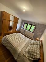 Plan piętra w obiekcie Appartement indépendant de 100 mc avec 4 chambres, salon et jardin