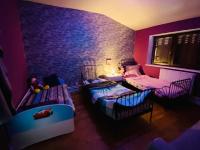 Plan piętra w obiekcie Appartement indépendant de 100 mc avec 4 chambres, salon et jardin