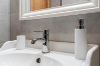 Kúpeľňa v ubytovaní UROCZY ZAKĄTEK - Apartamenty z własnymi tarasami i grillem w centrum Zatora, blisko Energylandii