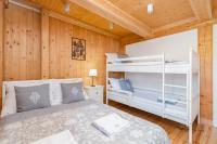 Posteľ alebo postele v izbe v ubytovaní UROCZY ZAKĄTEK - Apartamenty z własnymi tarasami i grillem w centrum Zatora, blisko Energylandii
