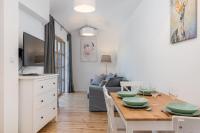 Televízia a/alebo spoločenská miestnosť v ubytovaní UROCZY ZAKĄTEK - Apartamenty z własnymi tarasami i grillem w centrum Zatora, blisko Energylandii