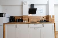 Kuchyňa alebo kuchynka v ubytovaní UROCZY ZAKĄTEK - Apartamenty z własnymi tarasami i grillem w centrum Zatora, blisko Energylandii
