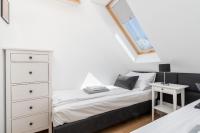 Posteľ alebo postele v izbe v ubytovaní UROCZY ZAKĄTEK - Apartamenty z własnymi tarasami i grillem w centrum Zatora, blisko Energylandii