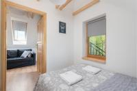 Posteľ alebo postele v izbe v ubytovaní UROCZY ZAKĄTEK - Apartamenty z własnymi tarasami i grillem w centrum Zatora, blisko Energylandii